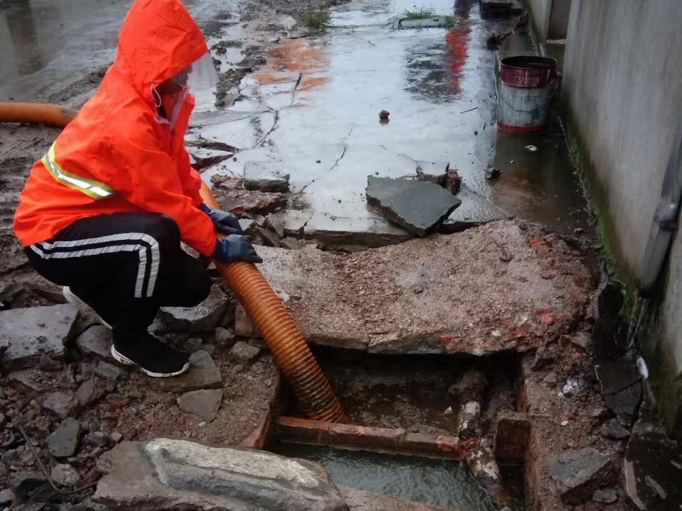 旬邑专业清理污水池 炜誉市政以规范流程守护城市 “肠道”